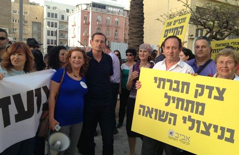 MK Dov Khenin (Hadash) on Sunday afternoon, in a march on behalf of social rights for Holocaust survivors (Photo: CPI)