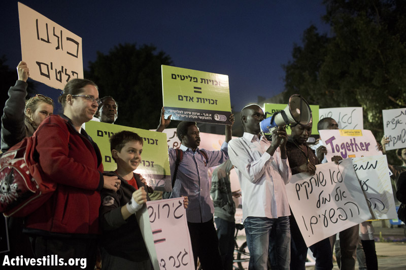 Israeli activists and African refugees protest in the center of Tel Aviv against the forced deportation of Sudanese asylum-seekers. February 28, 2013 (Photo: Activestills)