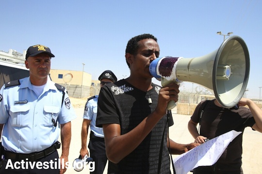 A refugee activist, Isayas Teklebrhan, at a demonstration in Saharonim detention center in the Negev, August 31, 2012 (photo: Activestills)