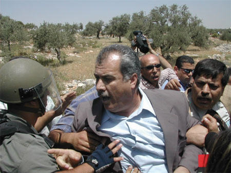 The occupation army against MK Barakeh, Bil'in 2005 (Photo: Al Ittihad)