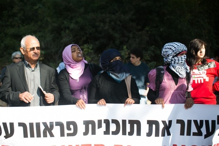 Several Arab-Bedouins who live in the Negev desert and Hadash activists demonstrated in front of the Knesset - the Israeli Parliament – and the Supreme Court in Jerusalem against the Prawer-Begin plan and the eviction from Umm al-Hiran on November 20, 2013 (Photo: Activestills)