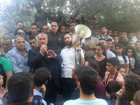 MK Barakeh during a meeting with thousands of Shfaram residents who demonstrated Thursday outside the Haifa District Court (Photo: Al Ittihad)
