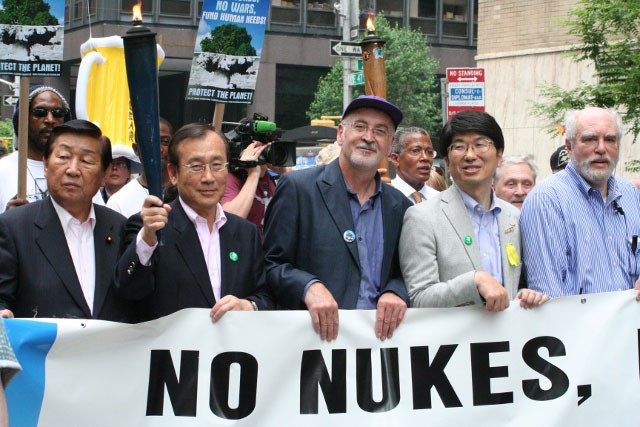Issam Makhoul (in the middle of the picture) in a demonstration against nuclear weapons in New York (photo: United Nations)