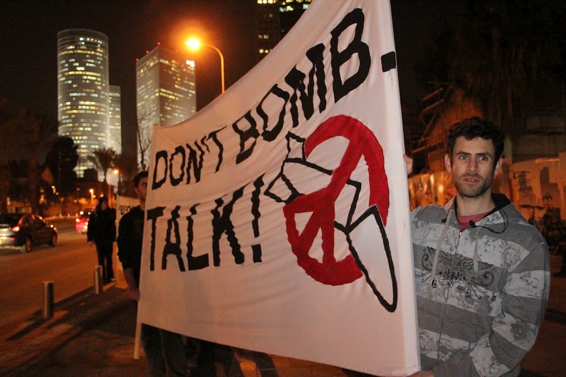 Demonstration in Tel-Aviv against nuclear weapons (Photo: The Israeli Disarmament Movement)