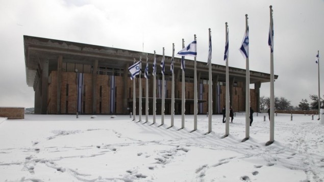 The Knesset blanketed in snow December 12, 2013 (Photo: Knesset spokesperson)