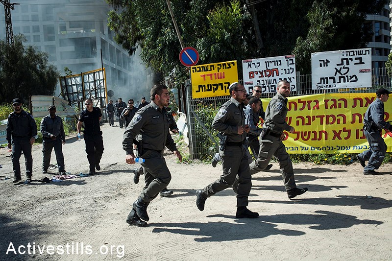 Israeli police officers during the evacuation of the Givat Amal neighborhood in north Tel Aviv (Photo: Activestills)