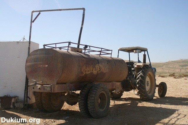 Filling a water tank in the village of Tel- Arad (Photo: NCF)