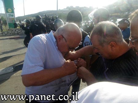 MK Barakeh examining the wounds of MK Agbaria (Photo: Panet)