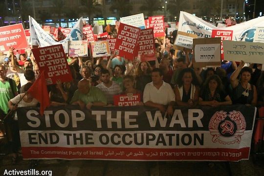 Thousands protest the Gaza war in Tel Aviv, July 26, 2014. (Photo: Activestills)
