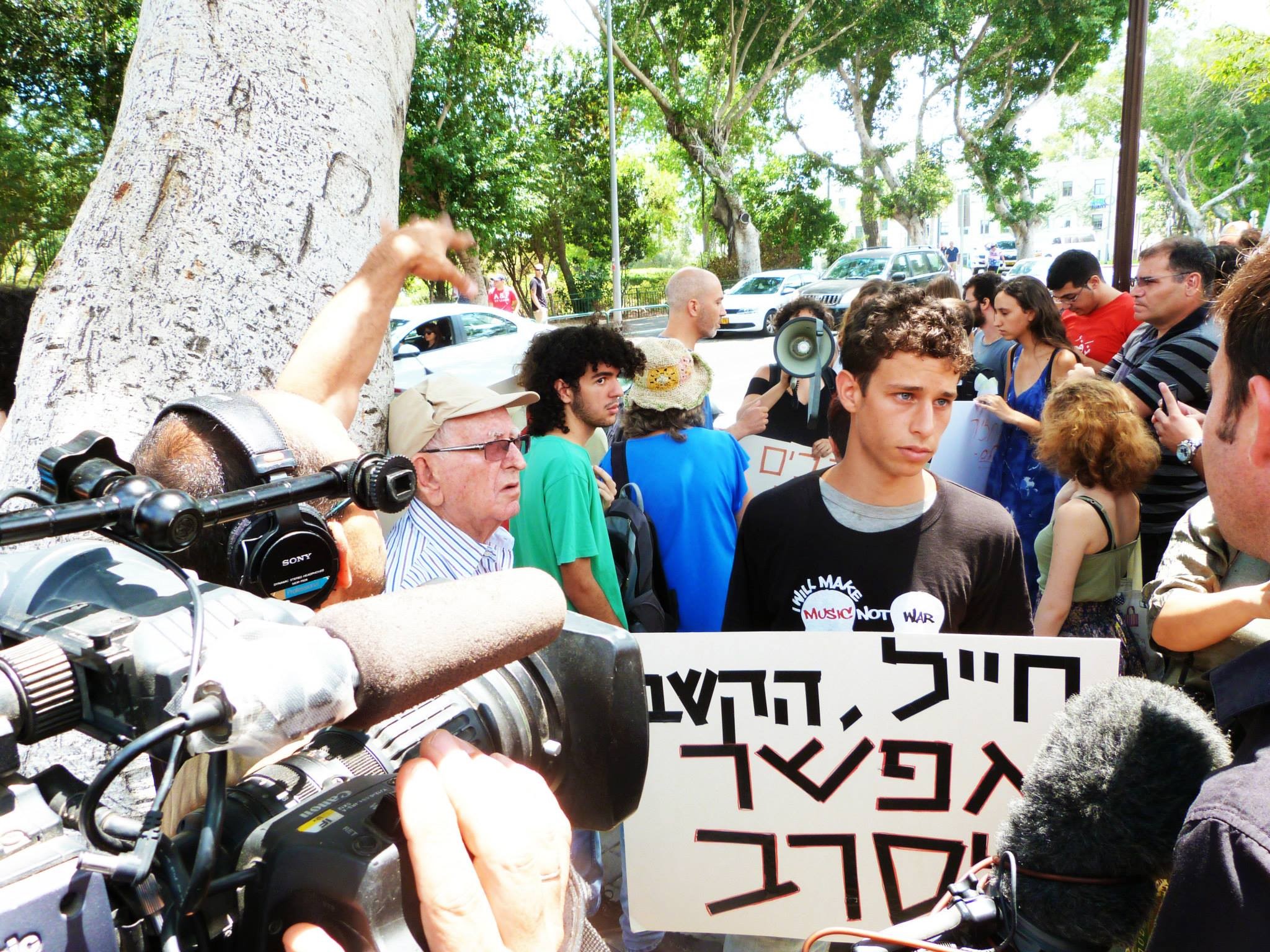 Udi Segal during the demonstration in Haifa, last Monday. On the left side: the veteran Communist leader, Benjamin Gonen (Photo: Al Ittihad)