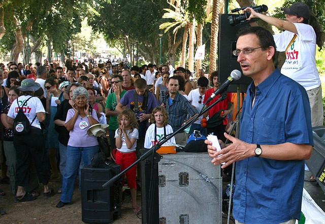 Dov Khenin during a meeting in Tel-Aviv at the end of his municipal campaign in 2008 (Photo: Moran Beth Halachmi)