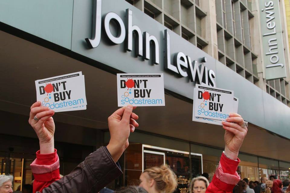 A protest against SodaStream outside of John Lewis in London, organized by local Palestine Solidarity activists (Photo: Al Ittihad)