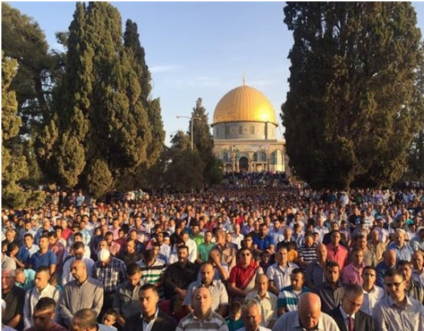 Muslim worshipers during morning prayers at the Al-Aqsa Mosque for the feast of Eid-al-Adha, September 24, 2015