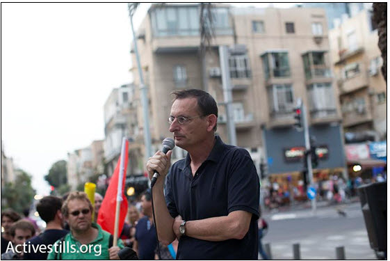 Hadash MK Dov Khenin (Joint List) speaks to demonstrators at a rally in support of conscientious objectors; central Tel Aviv, March 24, 2016. 