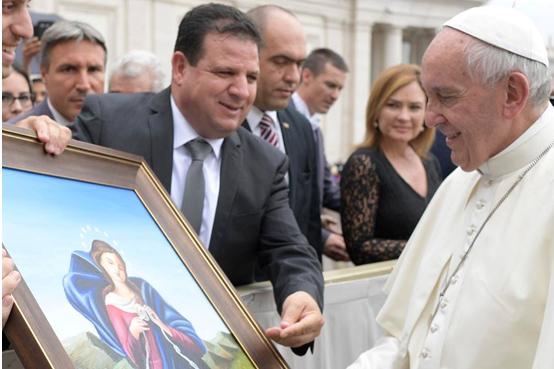 Joint List Chairman Ayman Odeh presents Pope Francis with a painting depicting Mary, Undoer of Knots, by artist Areej Lawen from Nazareth, June 28, 2017 at the Vatican