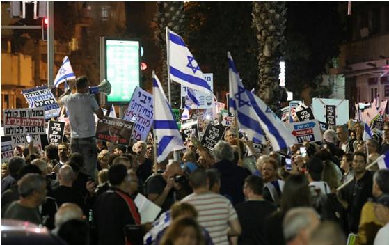 Demonstrators protesting in central Tel Aviv against the far-right government’s plans to pass a law that would limit the authority of the Supreme Court, April 28, 2018