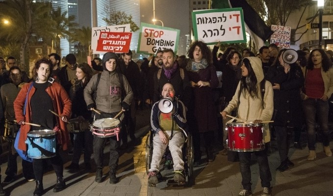 Israeli peace activists protest outside Israel's main military headquarter in Tel Aviv demonstrate in solidarity with Gaza’s Great March of Return, March 30, 2019.