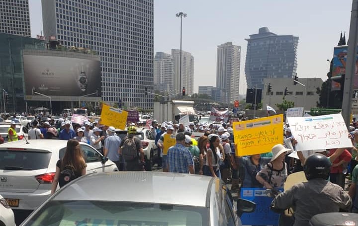 Pensioners and social activists blocked a major highway in Tel Aviv on June 2 as part of the Histadrut Pensioners Union campaign against cuts in pensions.
