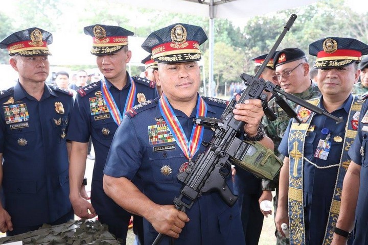 Former National Police Chief and current senator of the Philippines, Ronald dela Rosa, holding a semi-automatic assault rifle made in Israel