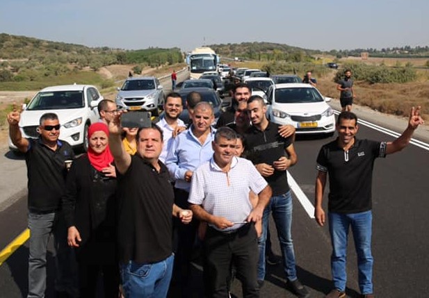 MK Ayman Odeh composes a selfie with other participants in the protest convoy to Jerusalem on Thursday morning, October 10.