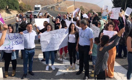 Hadash activists and residents of the predominately Arab Akbara neighborhood in Safed demonstrated last Friday, November 1, against racism after fascists sprayed graffiti and vandalized Arab-owned vehicles in the in northern Israel community. The sign at the extreme left reads: "Our towns and property are not lawless."