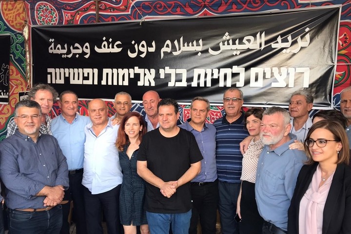 MKs from several parties joined the protest tent near the Prime Minister’s Office in Jerusalem where the hunger strikers were camped out for three days; the banner reads "We want to live without violence and crime."