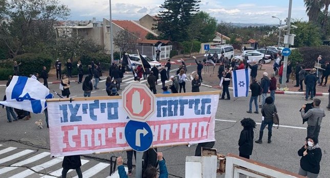 Protesters demonstrate outside the home of Knesset Speaker Yuli Edelstein in Herzliya Pituach, Friday, March 20, 2020.