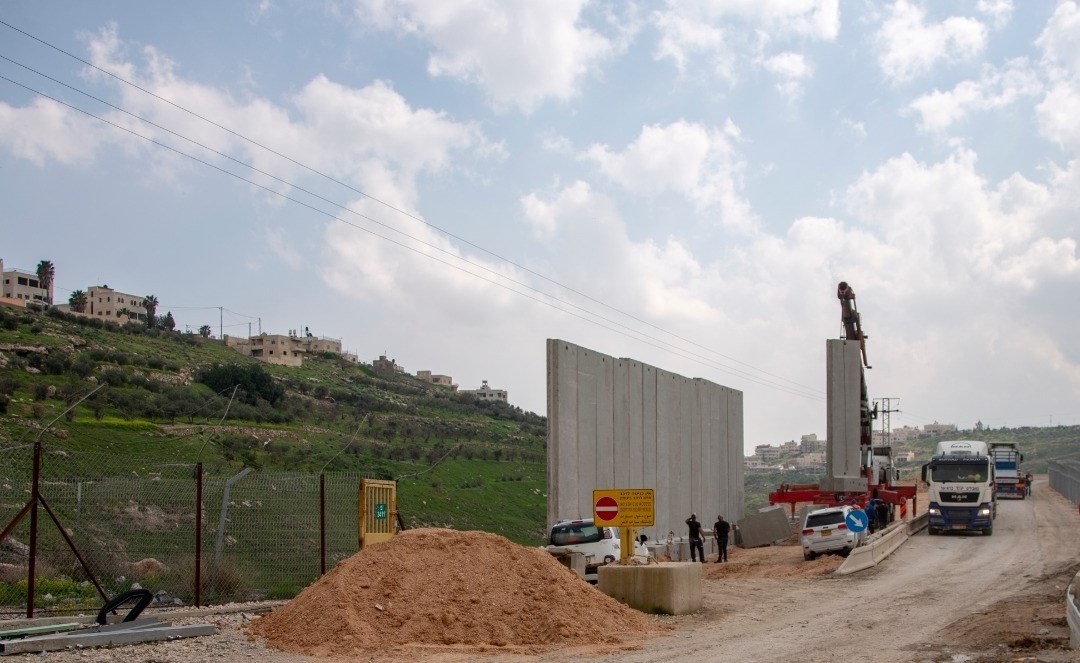 On March 16, Israeli authorities started the construction of a new wall next to the Palestinian town of Sur Bahir in occupied eastern Jerusalem. The wall is expected to surround a new road that will connect Ma'ale Adumim settlement with a number of small settlements east of Jerusalem.