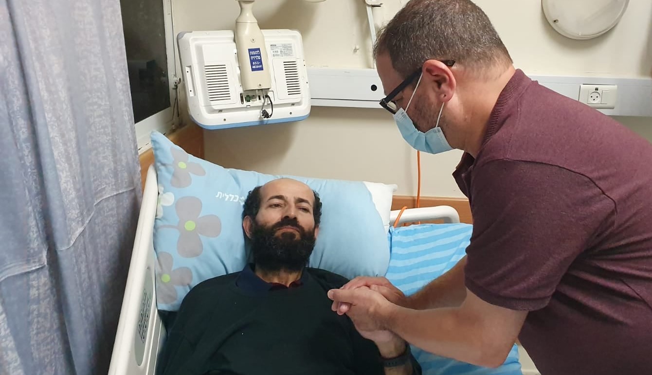 Maher al-Akhras and MK Ofer Cassif at the Medical Center in Rehovot where the Palestinian prisoner is being detained, Friday, November 7.