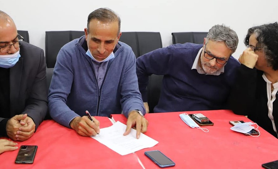 Hadash's general secretary, Mansour Dahamsheh, signs the Joint List agreement between Hadash, Ta'al and Balad in the northern city of Shefa'mr, February 4, 2021.