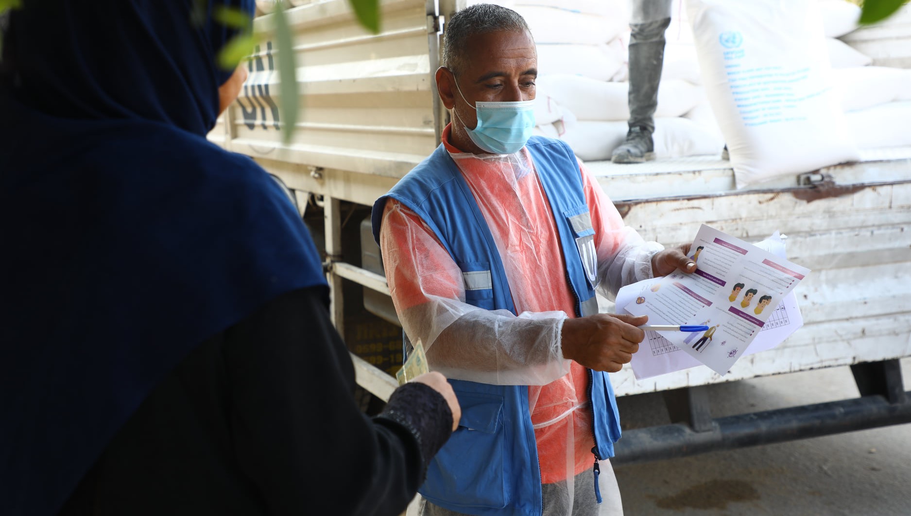 A Palestinian UNWRA worker explains in Gaza how to combat the COVID-19 virus.