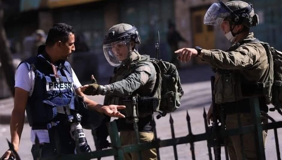 Israeli occupation soldiers confront Palestinian journalist