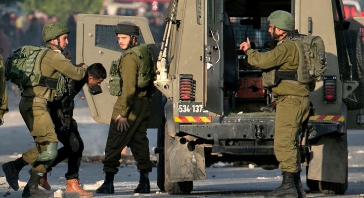 Between Tuesday evening and Wednesday morning (October 5-6), Israeli occupation forces detained 20 Palestinians from various parts of the West Bank.