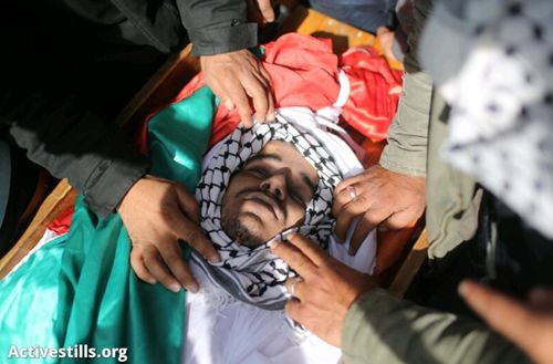 The body of Arafat Jaradat, minutes before the funeral, Sa'ir, West Bank, February 25, 2013 (Photo: Activestills)