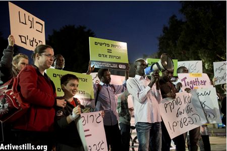 Israeli activists and African refugees protest in the center of Tel Aviv against the forced deportation of more then 1,000 Sudanese asylum seekers on February 28, 2013 (Photo: Activestills)