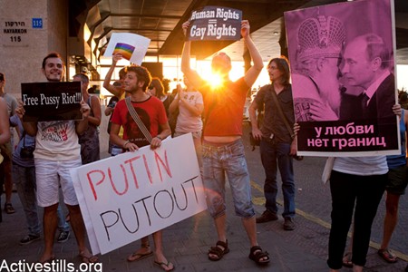 Demonstration against homophobic legislation in front of the Russian Embassy in Tel Aviv, June 20, 2013 (Photo: Activestills)