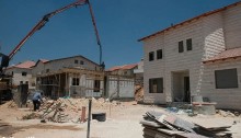 Building in the settlement of Hahashmonaim (Photo: Activestills)