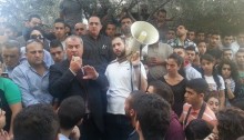 MK Barakeh during a meeting with thousands of Shfaram residents who demonstrated Thursday outside the Haifa District Court (Photo: Al Ittihad)