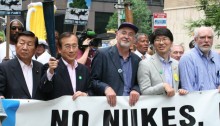 Issam Makhoul (in the middle of the picture) in a demonstration against nuclear weapons in New York (photo: United Nations)