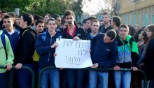 ORT pupils rallies to defend her teacher (Photo: Avishag Shaar-Yshuv)