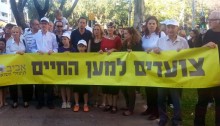 MK Dov Khenin during a rally in Tel-Aviv for the rights of the Nazi-fascist Holocaust survivors, Sunday, April 27, 2014 (Photo: Zo Haderech)