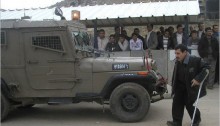 Palestinian workers waiting at Qalandia checkpoint (Photo: Al Ittihad)