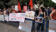 Demonstration in Tel-Aviv against demolition of Al-Arakib (Photo: Adam Groffman)