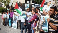Palestinians demonstrate in front of Baha Yaish's house, a Palestinian administrative prisoner who spent 11 months in Israel prisons, in solidarity with hunger-striking Palestinian administrative prisoners, Nablus, West Bank, May 24, 2014 (Photo: Activestills)