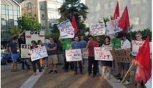 Hadash (Democratic Front for Peace and Equality – CPI) and Meretz activists gathered in front of the Embassy of Greece in Tel-Aviv, last Sunday, July 5, in solidarity with the Greek people.