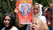 Mourners display photograph of one of the victims in the massacre at Suruç (Pirsûs). (Photo: Al Ittihad)
