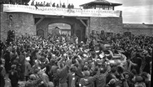 Liberated prisoners in the Nazi Mauthausen concentration camp in Austria, welcomed the American troops on May 6, 1945. The banner across the wall was made by Spanish communists and republican prisoners. It says “LOS ESPAÑOLES ANTIFASCISTAS SALUDAN A LAS FUERZAS LIBERADORAS” ("The Spanish Antifascists greet the Liberating Forces"). The text is written in English and Russian ("Испанские антифашисты приветствуют освободителей") as well.ץץד