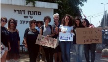 Demonstration in solidarity with occupation objectors, Monday, May 2, at the Israeli Army Induction Center ("Bakum") at Tel Hashomer, east of Tel Aviv. Among the demonstators, Tair Kaminer (white blouse) and Omri Barnes (to her left) who would be sentenced the following day to another 30 days in military prison.