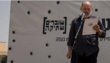The editor of the weekly Communist newspaper Zo Haderech, Efraim Davidi, at an event against the siege of the Gaza Strip held by Breaking the Silence, Habima Square (Tel Aviv), May 28, 2018
