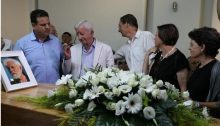 Ayman Odeh (first from left) and Dov Khenin (third from right) during the memorial service for the peace activist and journalist Uri Avnery held on Wednesday, August 22, at the headquarters of the Journalist Union in Tel Aviv
